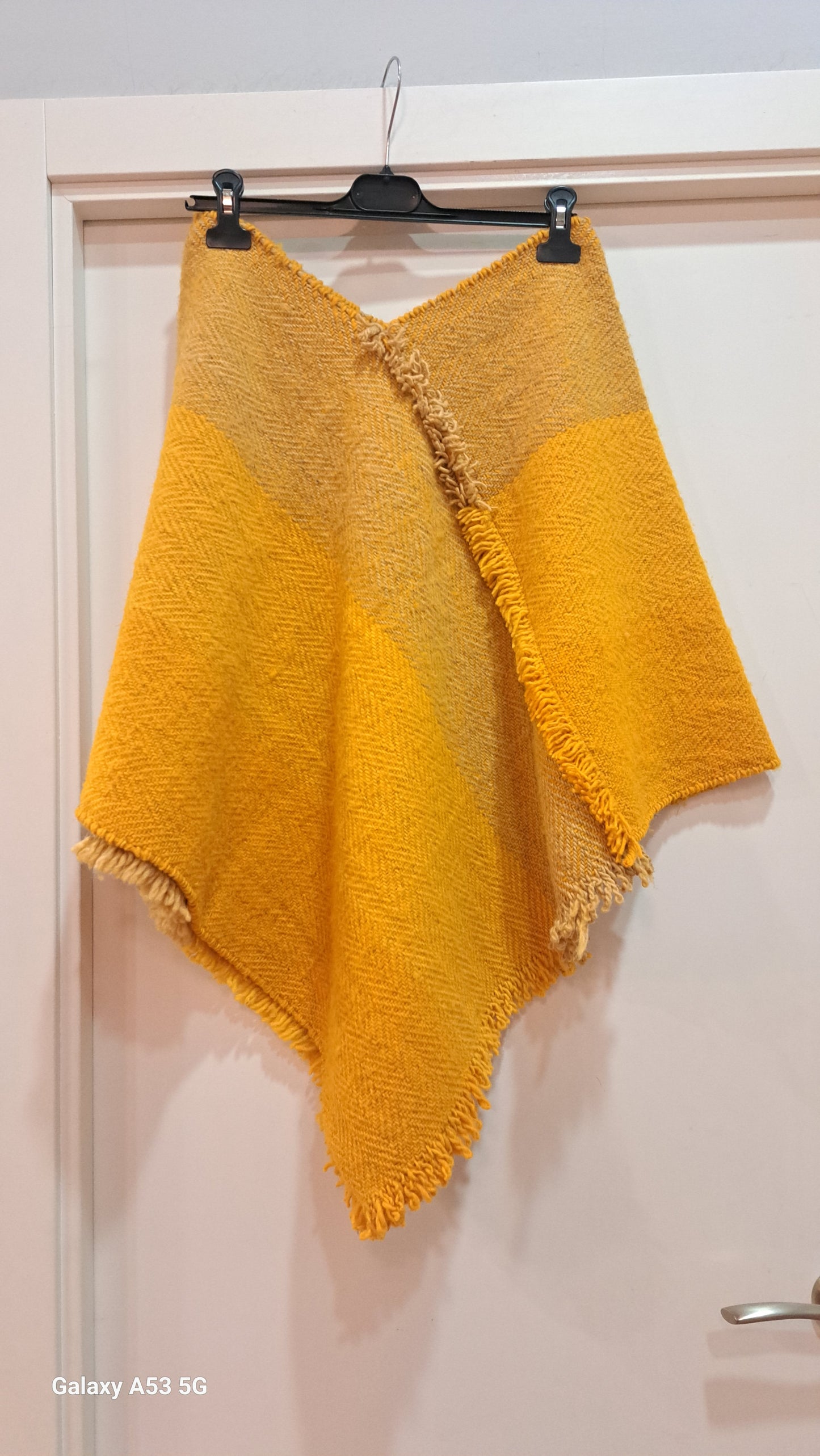 Capa-poncho de lana natural